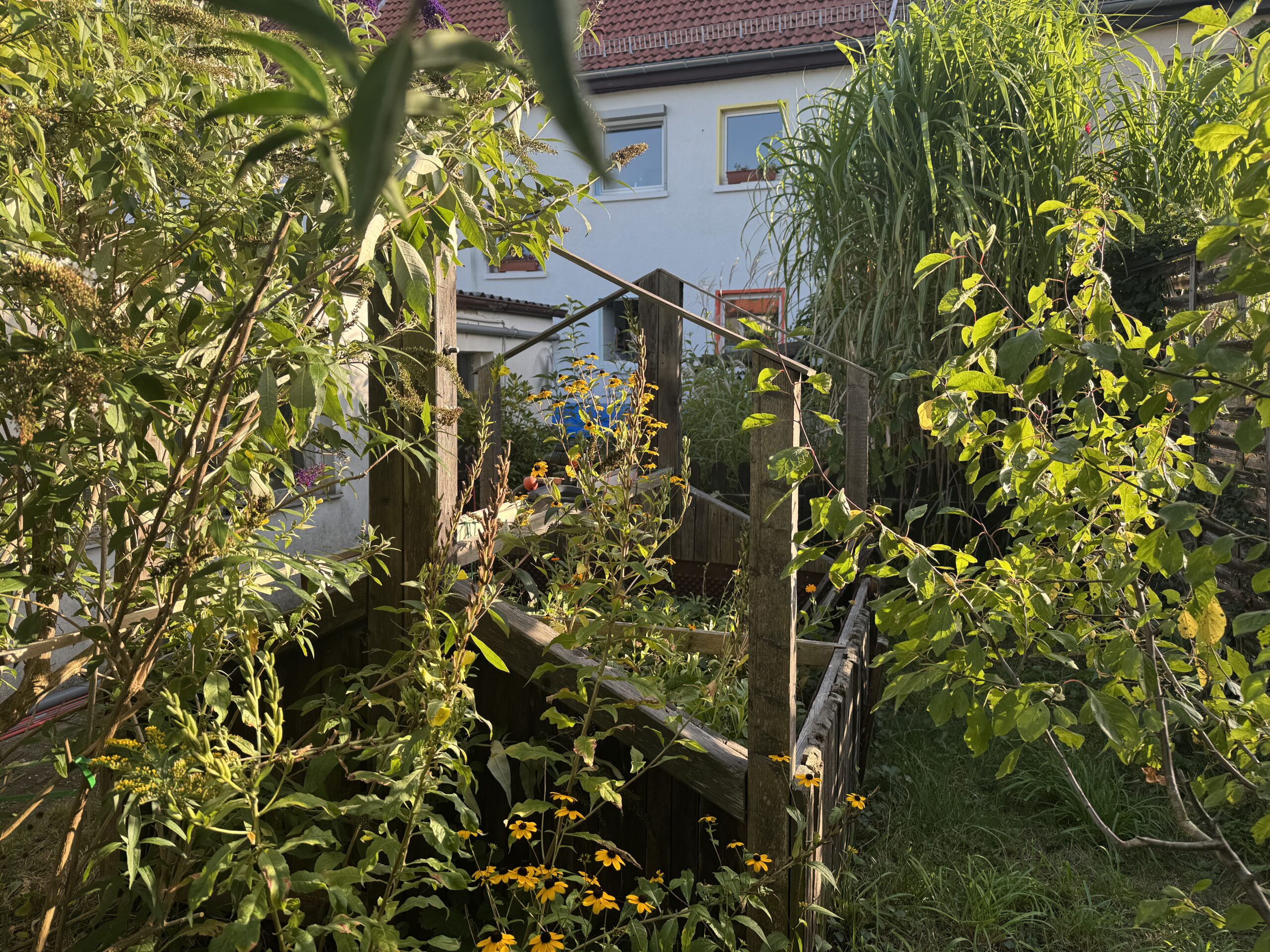 Garten und Zugang zum Atelier am Achteck